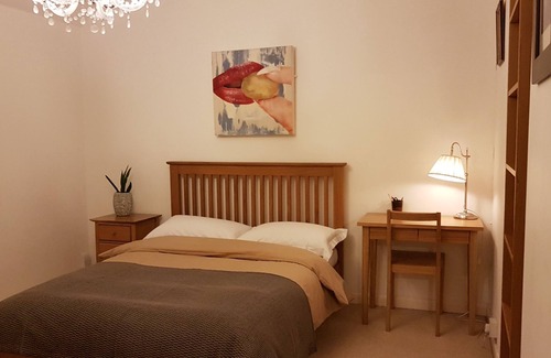 Guildford House | Short or long term, group holiday stays in Guildford. Easy access, free parking