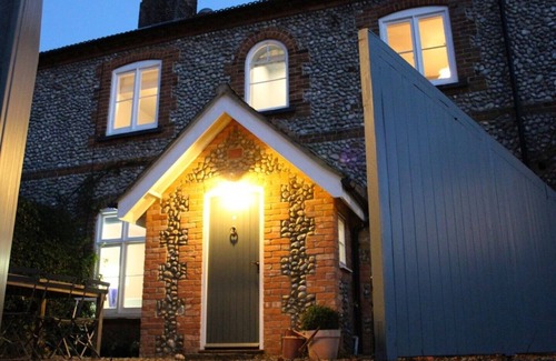 Holt House | Short walk to Holt - lovely cottage with annexe, parking & private lawned garden