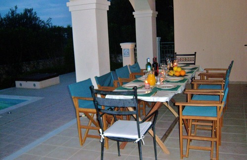 Pesada Villa | Short walk to the beach ,Four bedrooms four bathrooms sleeps 8