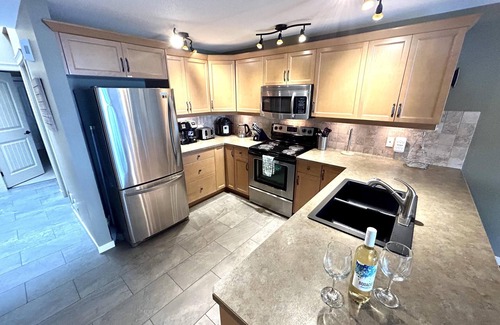 Scotch Creek House | Shuswap Lakeside Retreat - Waterfront - Shuswap Vacations and Sledding Accommodation
