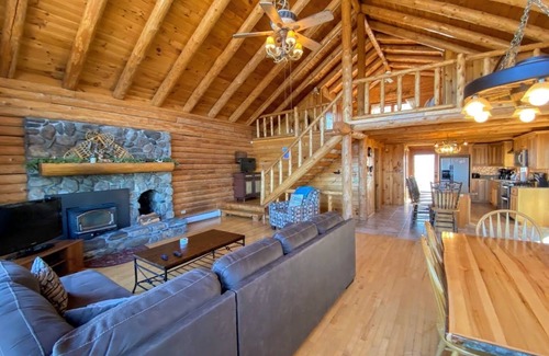 Dalton Cabin | SI Incredible Views from this log cabin with large deck, huge yard, fire pit, hot tub, dog friendly!