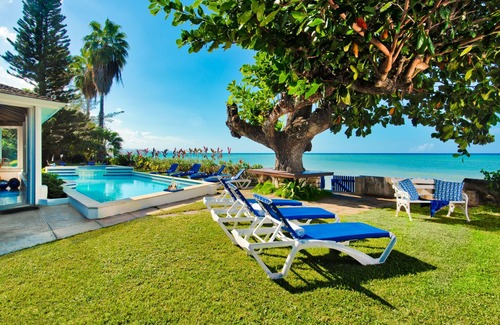 Runaway Bay Villa | Siesta - Spacious Seaside villa, modern, spectacular location, pool, cook
