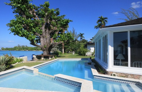 Runaway Bay Villa | Siesta - Spacious Seaside villa, modern, spectacular location, pool, cook