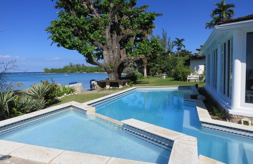 Runaway Bay Villa | Siesta - Spacious Seaside villa, modern, spectacular location, pool, cook