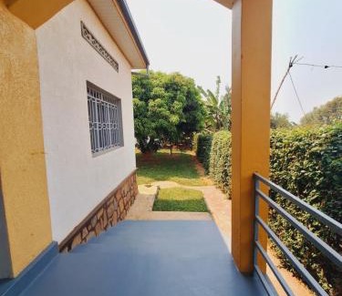 Kinazi House | Siffler sur la Colline