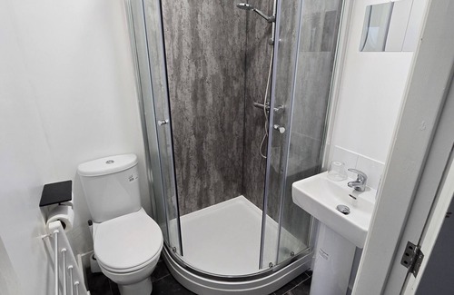 Brierfield Apartment | Signature Double Room Ensuite with Shower Room 2