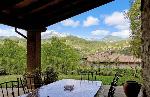 Camporgiano House | Silvio, Beautifully presented villa with own pool and hot tub.