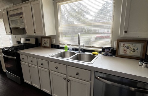 West Monroe House | Simple city Mid term stay. Close to West Monroe sports complex & IKE Hamilton