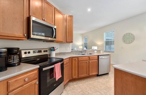Veranda Palms House | Simple Clean Comfortable, Sleeps 8, Private Pool, Close to Disney!