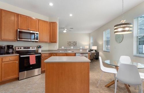 Veranda Palms House | Simple Clean Comfortable, Sleeps 8, Private Pool, Close to Disney!