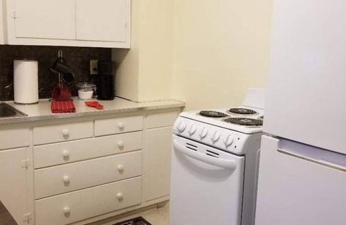 Manhattan House | Simple & Clean - PRIVATE DOWNTOWN COTTAGE - Easy to K-State & Mall
