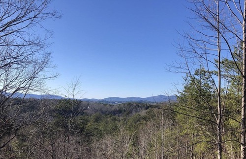 Williamstown Cabin | Simplicity- A beautiful view from wrap-around deck, remodeled kitchen minutes Ocoee River and 15 minutes to Blue Ridge