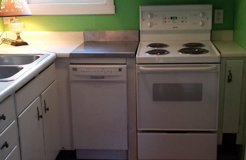 The Pines House | SIMPLISTIC LIVING Cute & Cozy Cottage in town - walk/bike to beach!