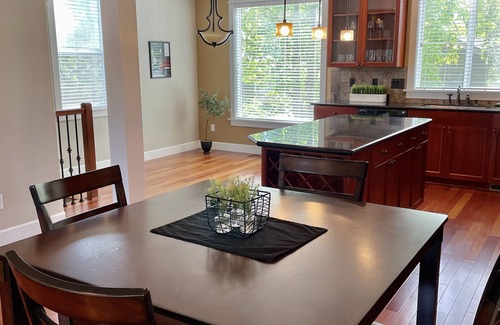 Sunnyside House | Simply Chic Happy Valley Townhome -15 mins. to PDX Airport