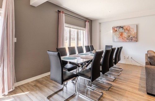 Stoney Creek House | Simply Comfort. UV Disinfec Townhouse Lake Ontario.Free parkingGym
