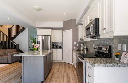 Stoney Creek House | Simply Comfort. UV Disinfec Townhouse Lake Ontario.Free parkingGym