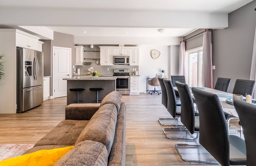 Stoney Creek House | Simply Comfort. UV Disinfec Townhouse Lake Ontario.Free parkingGym