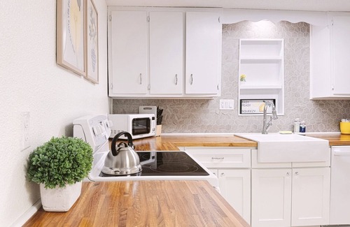 Salem House | Simply Salem Suite - Firepit - Dogs Welcome