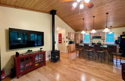 Crumpler Cabin | Simply Serene: Cozy Cabin, WIFI, AC, HotTub, Firepit, Covered Deck, Dog Friendly