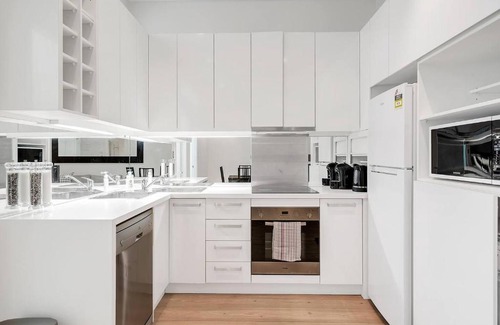 Woolloomooloo Apartment | 'Simply Sydney' City Living off Wharf Roadway
