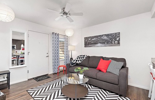 Prairie Village Apartment | Sinatra's Escape King Bd Fast WiFi Dedicated Parking and Workspace Accessible