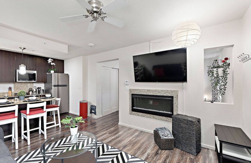 Prairie Village Apartment | Sinatra's Escape King Bd Fast WiFi Dedicated Parking and Workspace Accessible