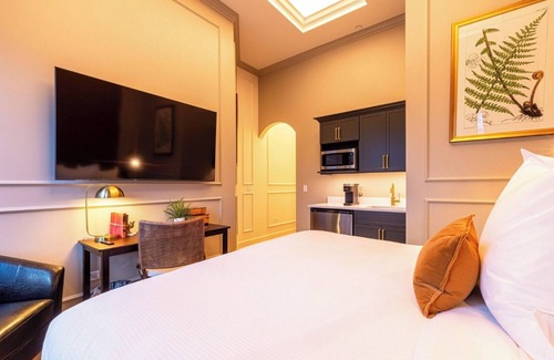 West Dundee Hotel | Sinclair Suites