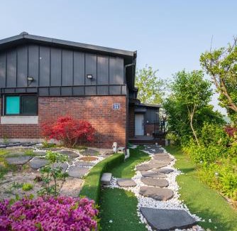 Seongbuk-dong House | Sing Green Seoul pension painting poetry and songs