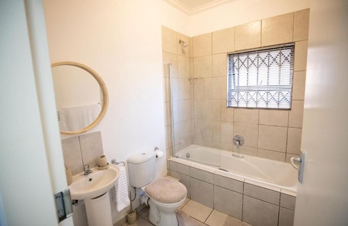 Govan Mbeki House | SINGLE Bedroom No Loadshedding House