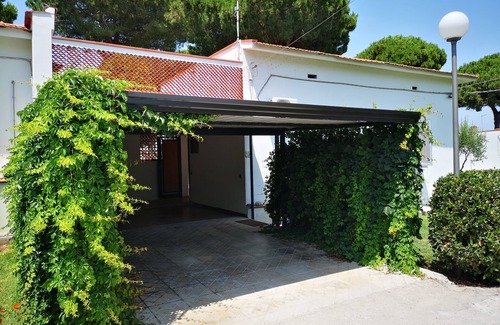 Laura Villa | Single-family house in private park 250 m from the sea with communal swimming pool