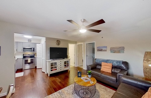 Lakeland Condo | Single-level lake-view condo with dock, outdoor pool, washer/dryer, & central AC