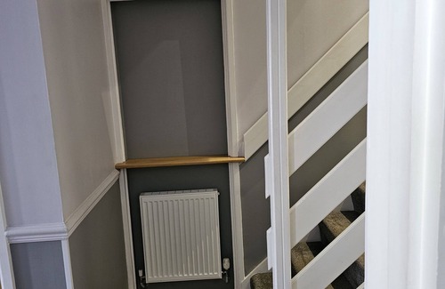 Cannards Grave House | Single Room - shared bathroom