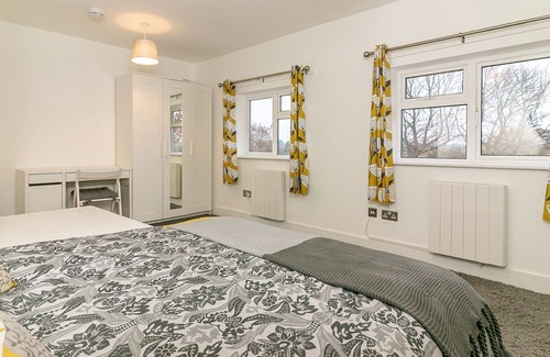 Letchworth House | Single room shared washroom facilities & Garden View