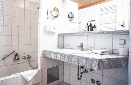 Kaprun Hotel | Single room with bath, shower, toilet - Das Falkenstein
