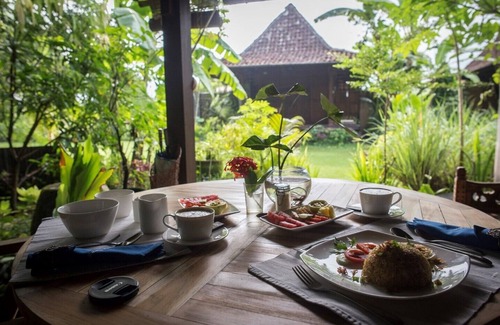 Timbulharjo House | Single Room, with shared dipping pool, in an Antique Bungalow