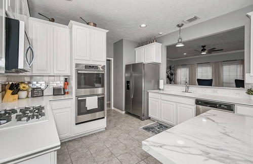 Friendswood House | Single story 4 Bedroom estate. POOL villa in Friendswood + 3 car garage