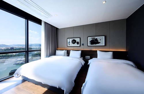 Gangseo District Hotel | Sinho Brown-dot