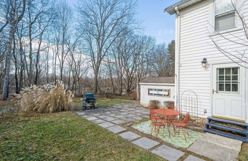 Warwick Cottage | SIP, STAY & EXPLORE! MINUTES AWAY FROM WINERIES, GREENWOOD LAKE & HIKING TRAILS