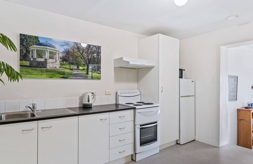 North Hobart Apartment | Sir Tom inner city living with off street parking