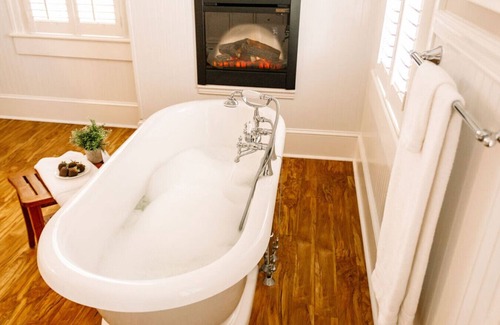 Edenton Bed & Breakfast | Siren Room - Captain's Quarters Inn, Downtown Historic Edenton
