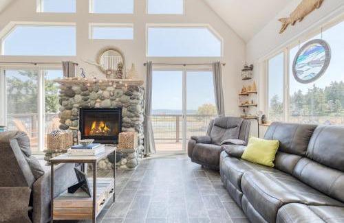Coupeville House | Sisters by the Sound by AvantStay Beach Access