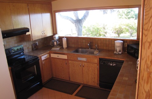 Port Angeles East House | Sit back and enjoy the spectacular view above the Strait of Juan de Fuca