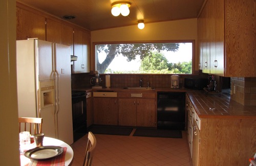 Port Angeles East House | Sit back and enjoy the spectacular view above the Strait of Juan de Fuca