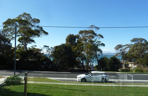 Bridport Apartment | Situated across the road from the beach