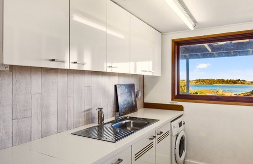 Bermagui Cottage | Situated on a headland- Captivating views-Pet friendly-A memorable experience