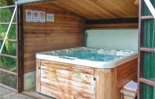 Lo-Reninge House | Six-Bedroom Holiday Home In Lo-Reninge