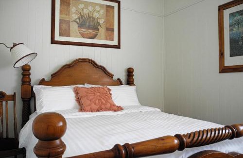 Mulgoa Ski Chalet | Six Oaks Cottage