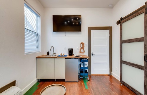 Near East Side Apartment | SJ3Contemporary Exclusive Suite Downtown San Antonio