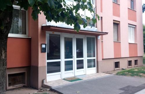 Dunaujvaros Apartment | Skandi Garzon