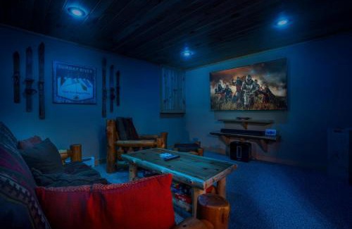 Bethel House | Ski Chalet 6 min to Sunday River - Hot Tub, Home Theater, Game Room, Fire Pit - Sleeps 12